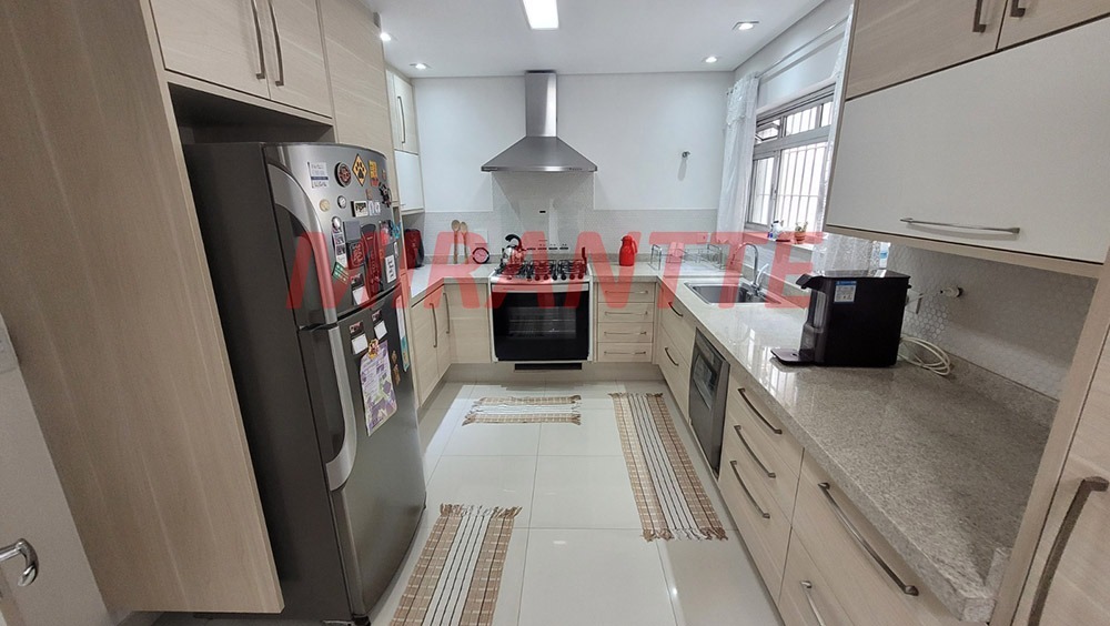 Sobrado de 305m² com 4 quartos em Tremembe