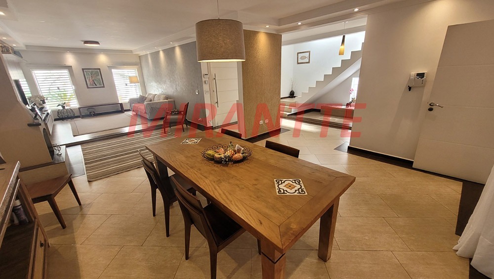 Sobrado de 305m² com 4 quartos em Tremembe