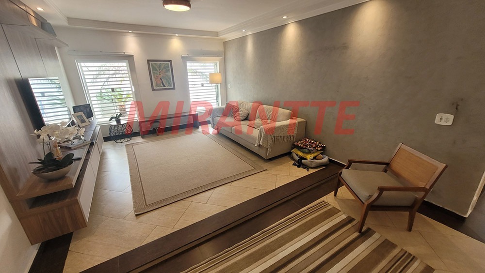 Sobrado de 305m² com 4 quartos em Tremembe