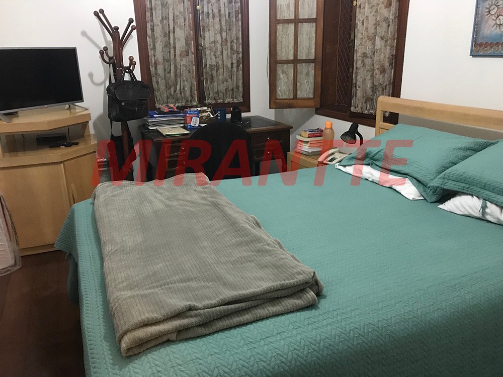 Sobrado de 342m² com 4 quartos em Água Fria