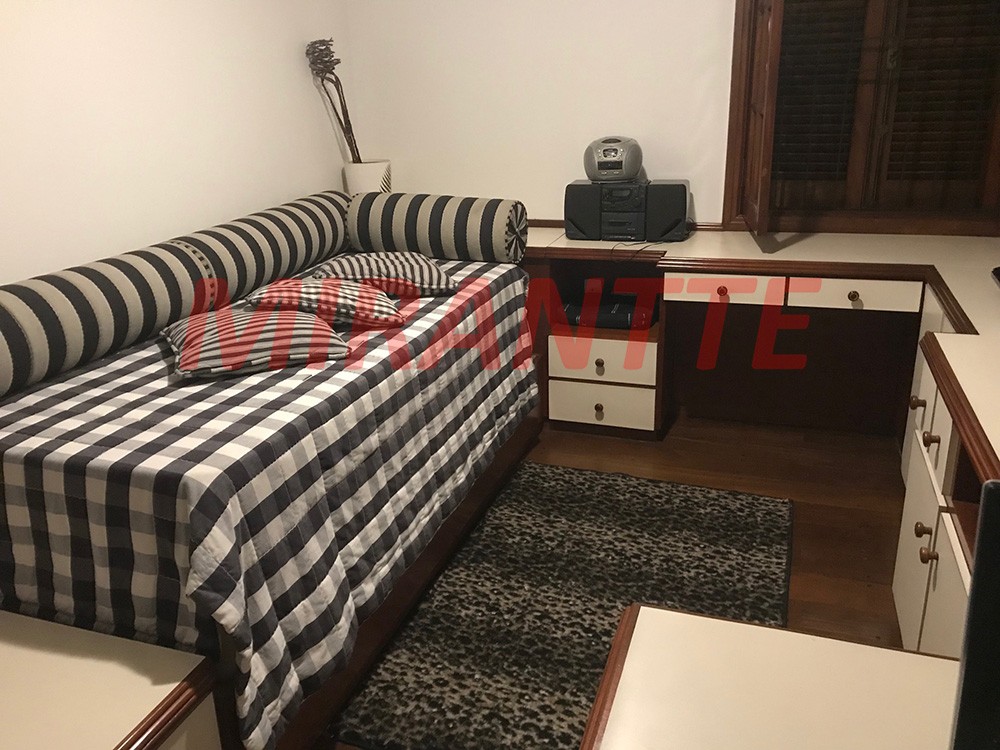 Sobrado de 342m² com 4 quartos em Água Fria