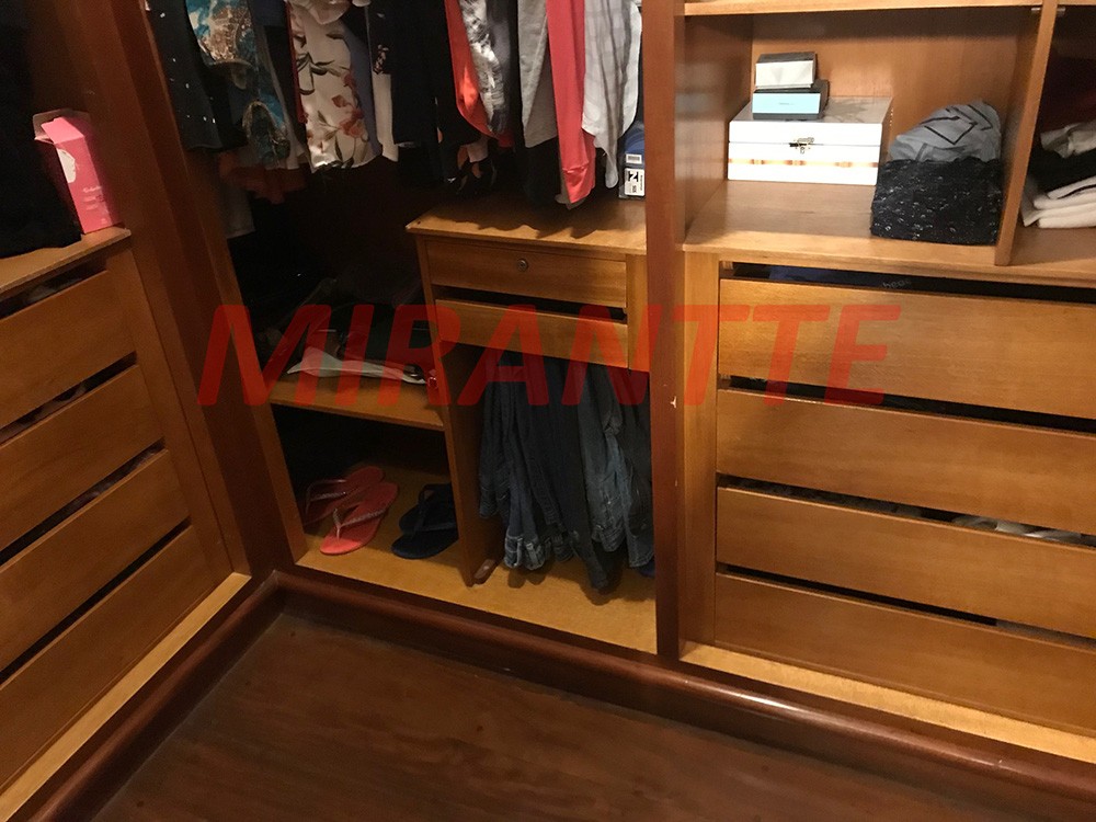 Sobrado de 342m² com 4 quartos em Água Fria