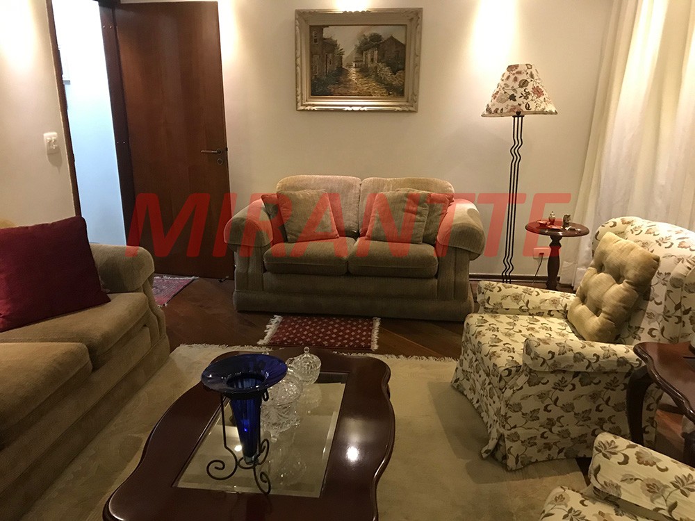 Sobrado de 342m² com 4 quartos em Água Fria