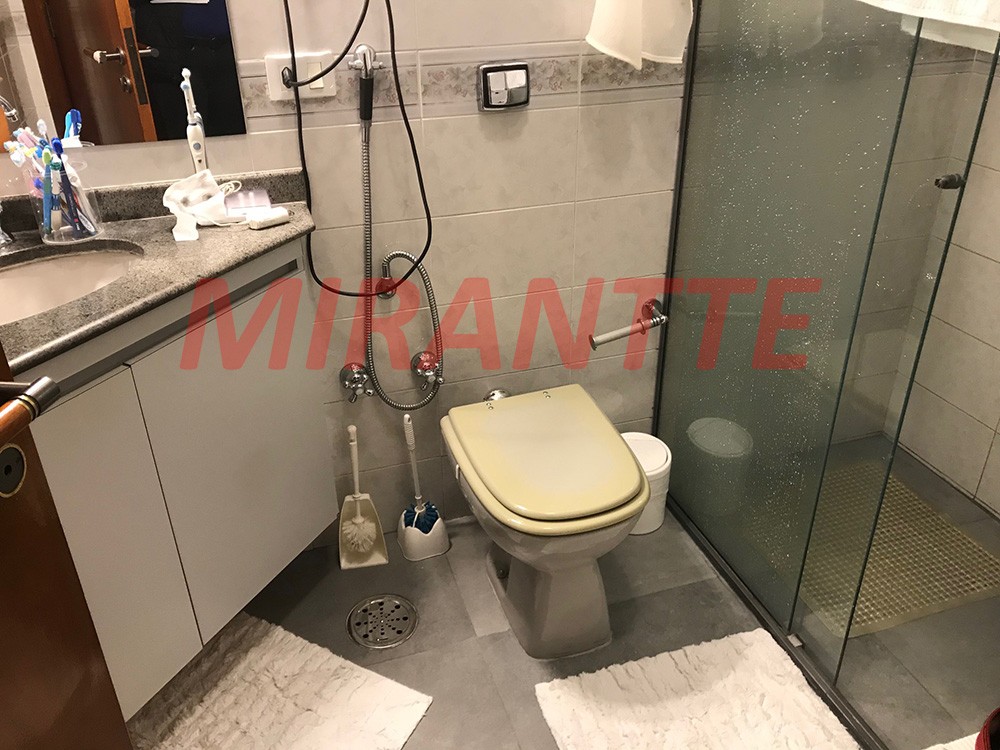 Sobrado de 342m² com 4 quartos em Água Fria