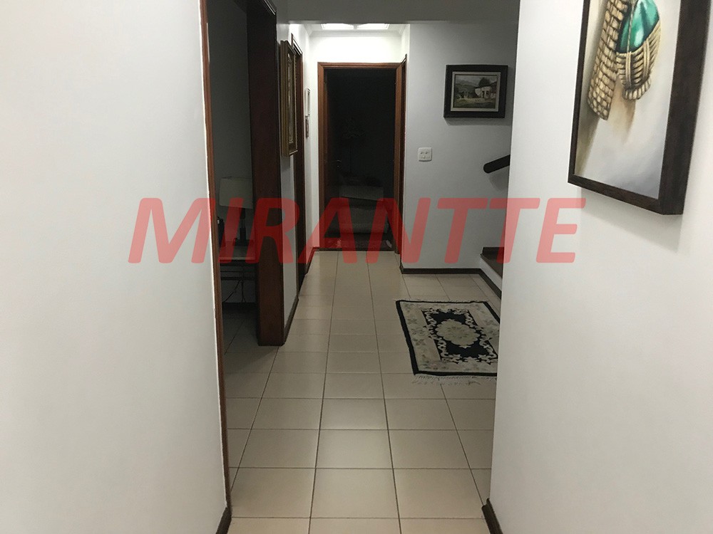 Sobrado de 342m² com 4 quartos em Água Fria