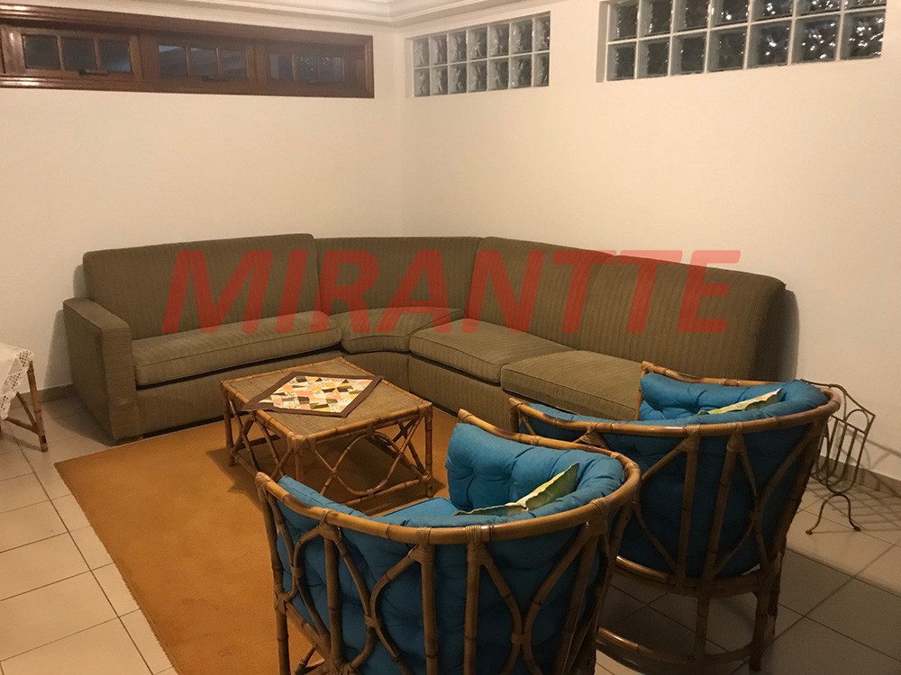 Sobrado de 342m² com 4 quartos em Água Fria