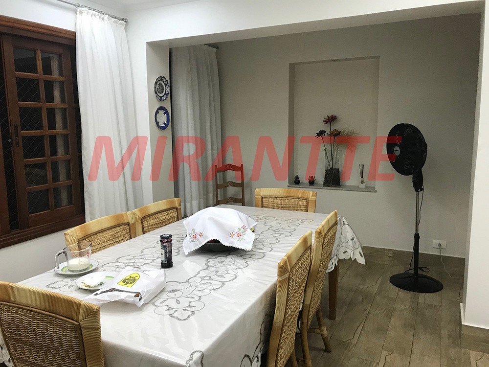 Sobrado de 342m² com 4 quartos em Água Fria