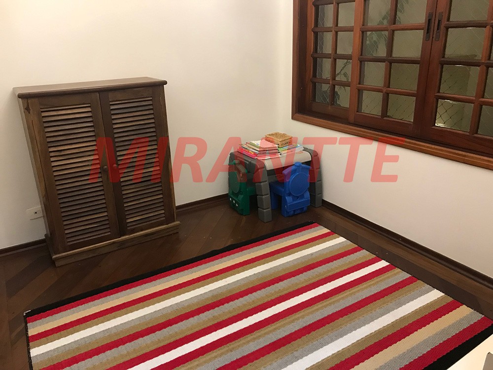 Sobrado de 342m² com 4 quartos em Água Fria