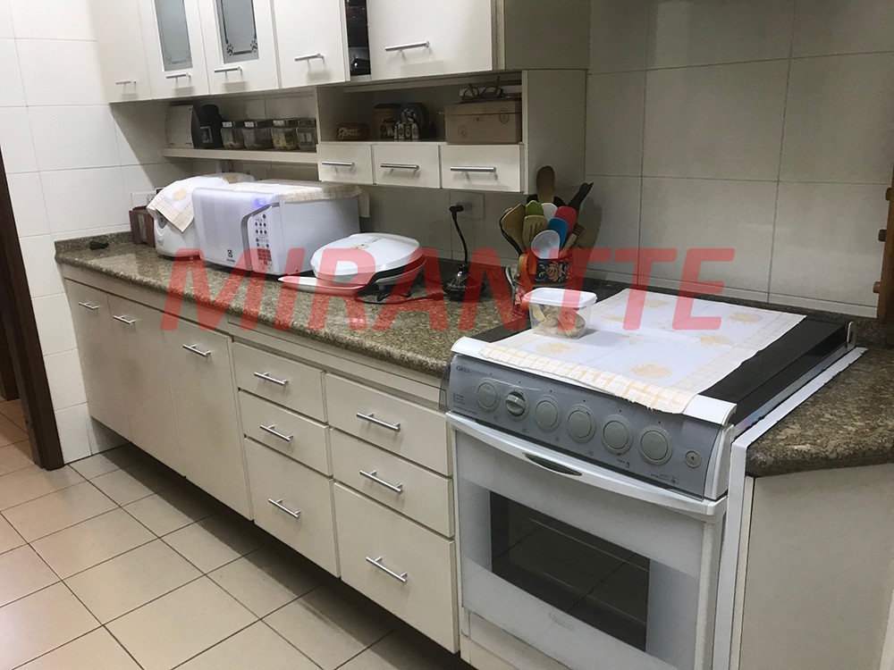 Sobrado de 342m² com 4 quartos em Água Fria