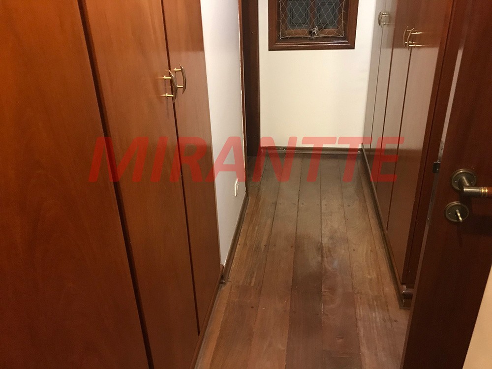 Sobrado de 342m² com 4 quartos em Água Fria