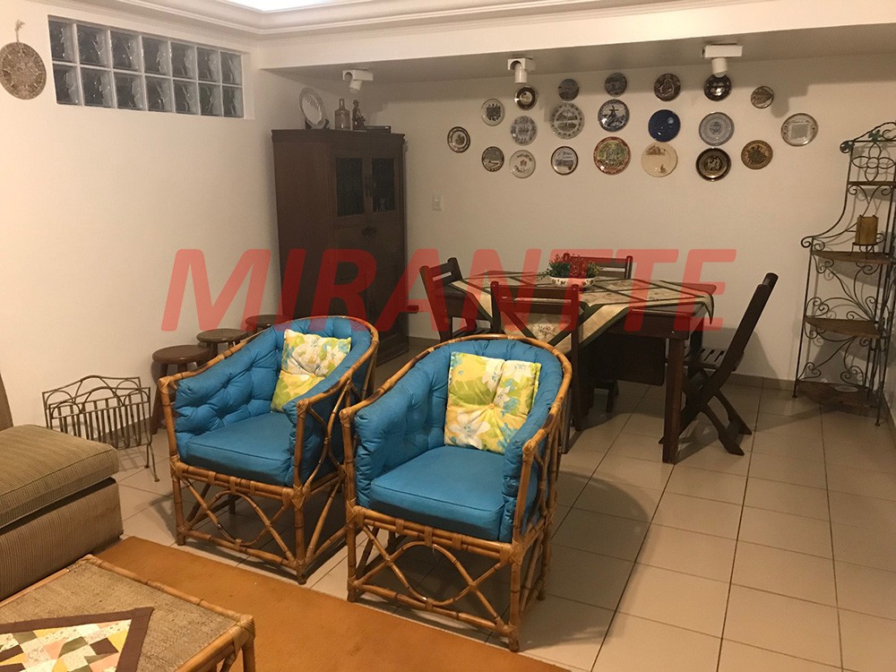 Sobrado de 342m² com 4 quartos em Água Fria