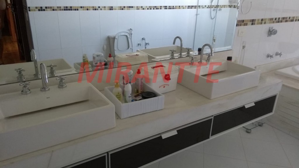 Sobrado de 500m² com 5 quartos em Serra Da Cantareira