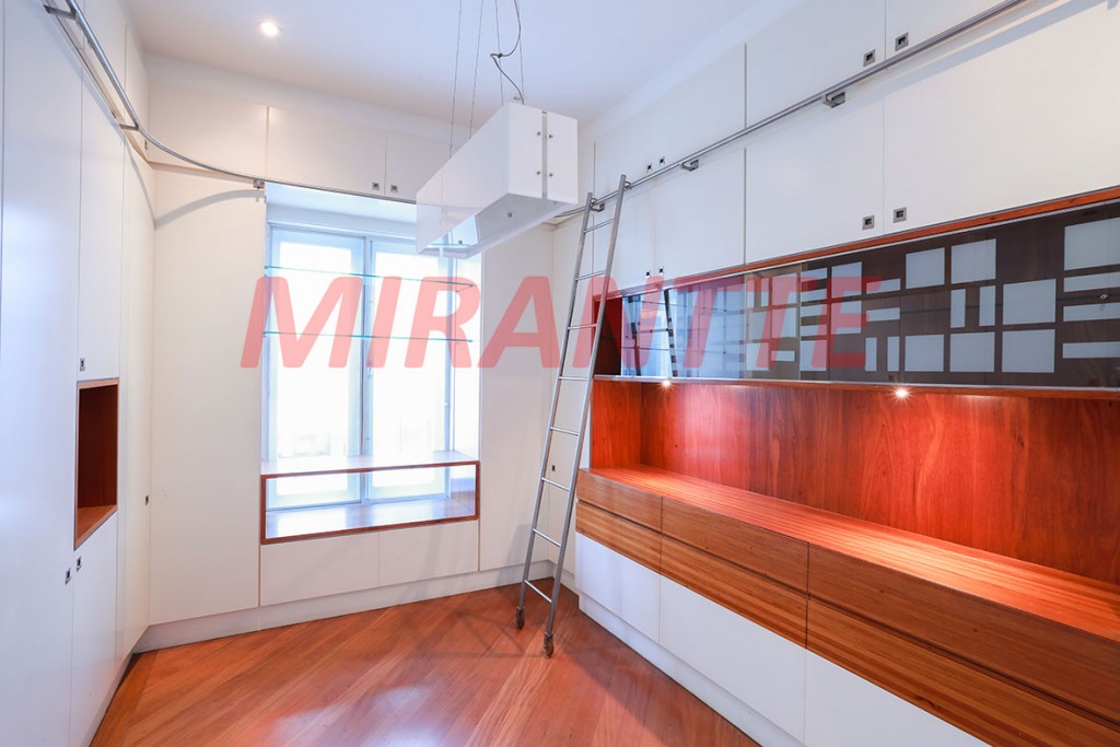 Sobrado de 474m² com 4 quartos em Cidade Jardim