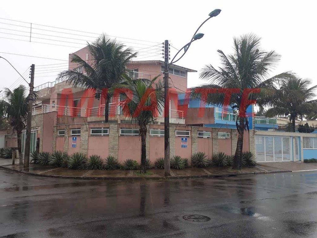 Sobrado de 281m² com 4 quartos em Centro