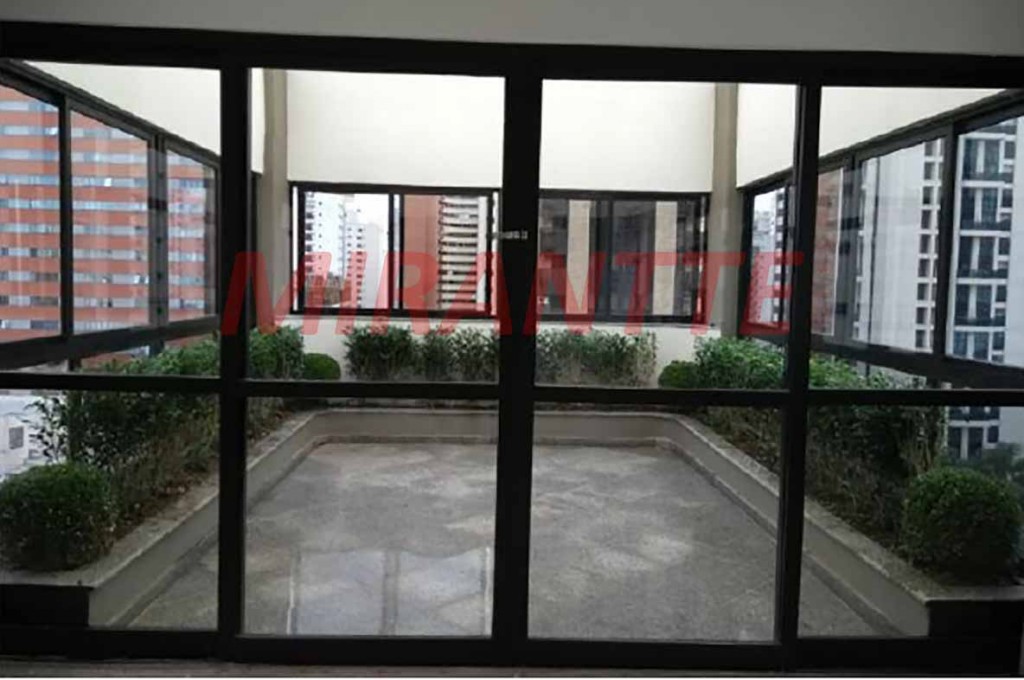 Comercial de 1200m² em Indianópolis