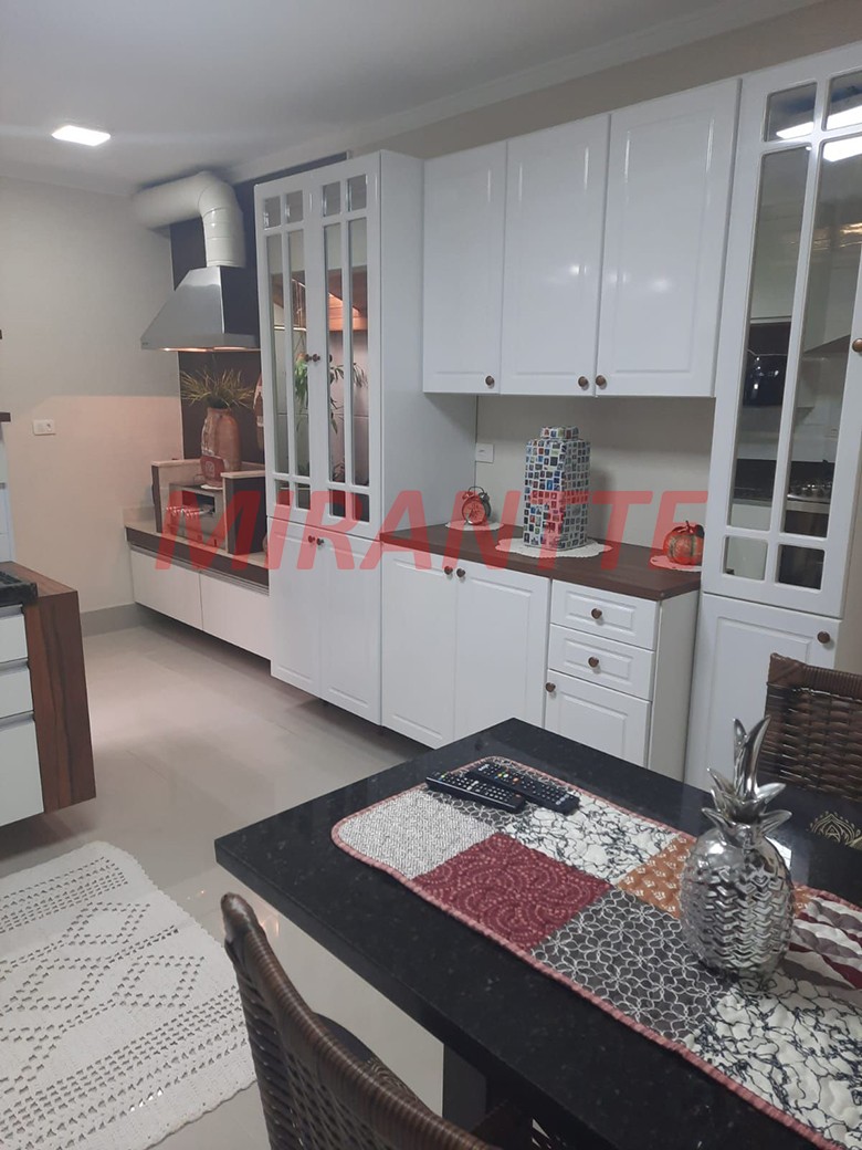 Sobrado de 177m² com 3 quartos em Água Fria