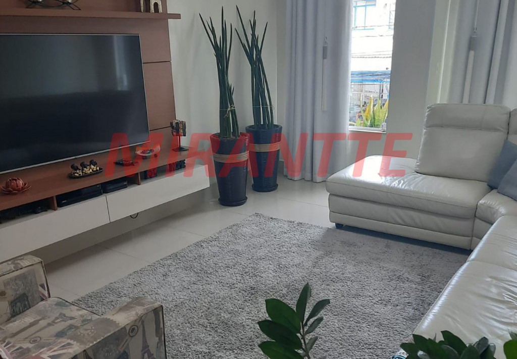 Sobrado de 177m² com 3 quartos em Água Fria