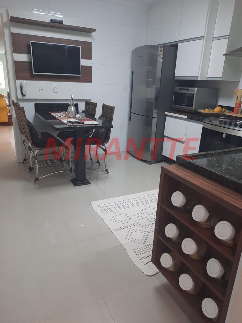 Sobrado de 177m² com 3 quartos em Água Fria
