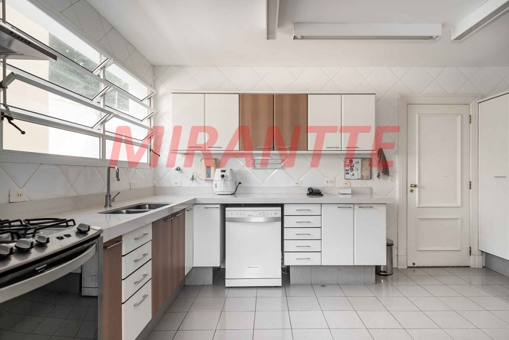 Sobrado de 545m² com 4 quartos em Jardim Guedala