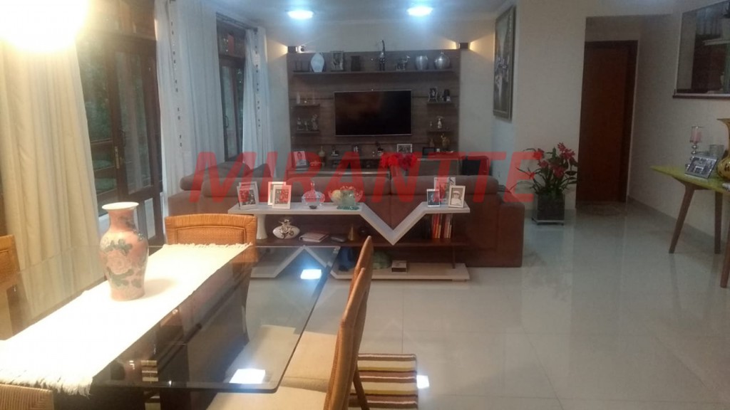 Sobrado de 254m² com 3 quartos em Serra Da Cantareira