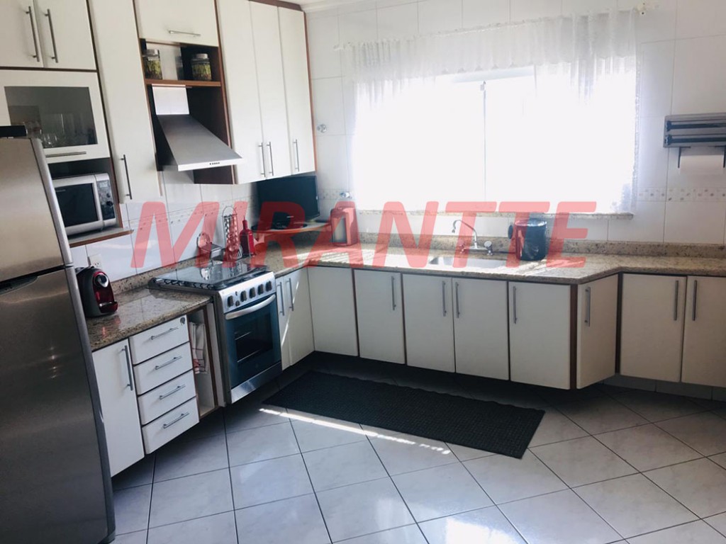 Sobrado de 270m² com 3 quartos em Parque Vitoria