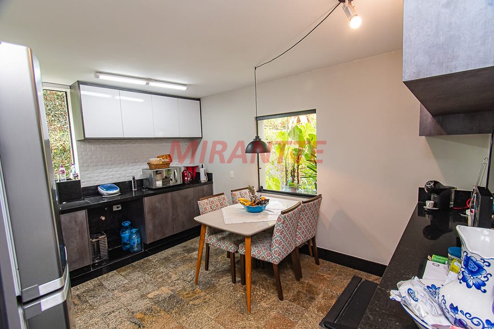 Sobrado de 320m² com 4 quartos em Jardim Bibi