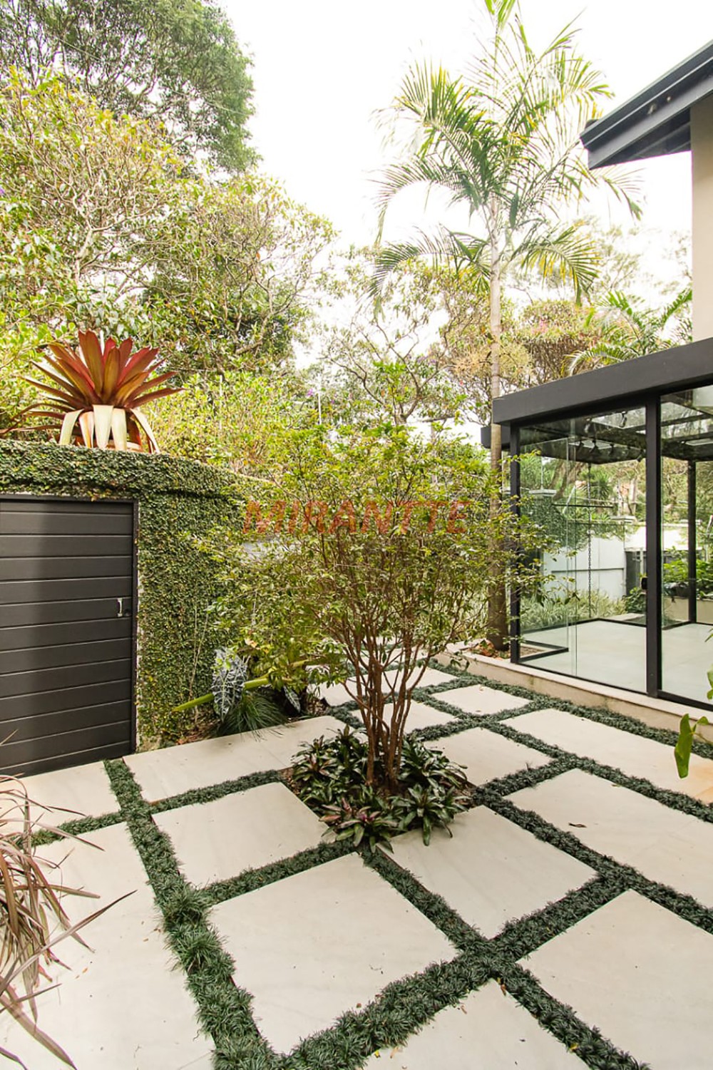 Sobrado de 320m² com 4 quartos em Jardim Bibi