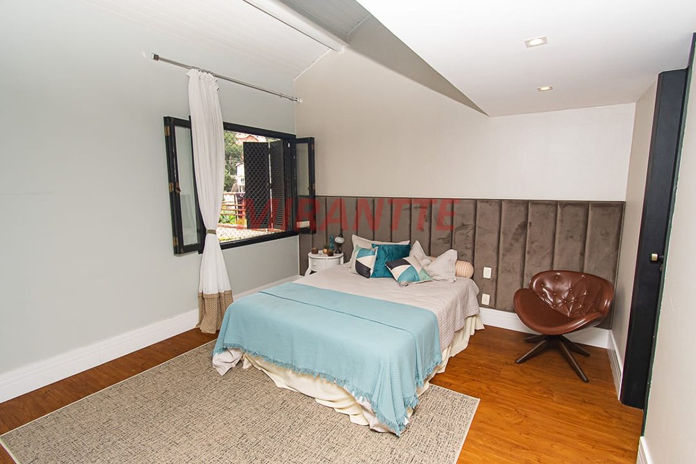 Sobrado de 320m² com 4 quartos em Jardim Bibi