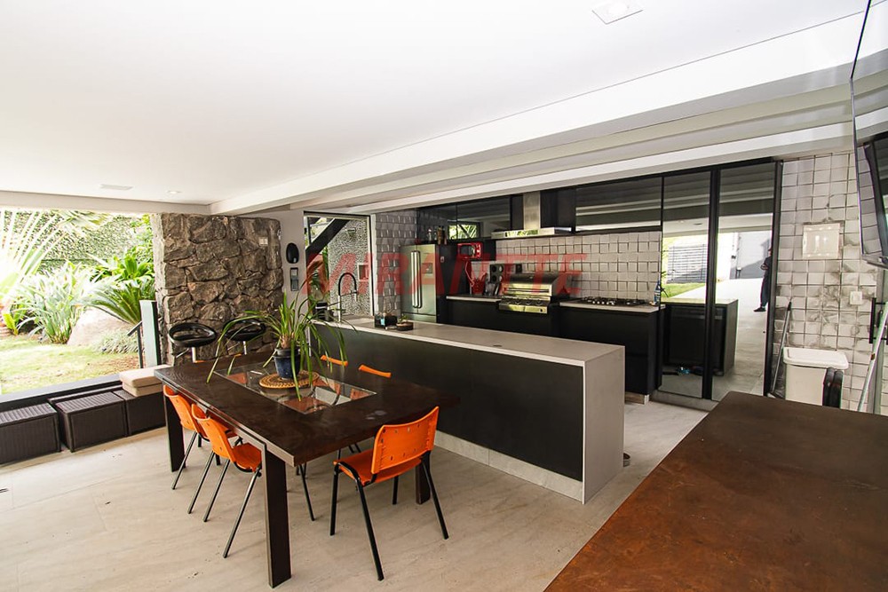 Sobrado de 320m² com 4 quartos em Jardim Bibi