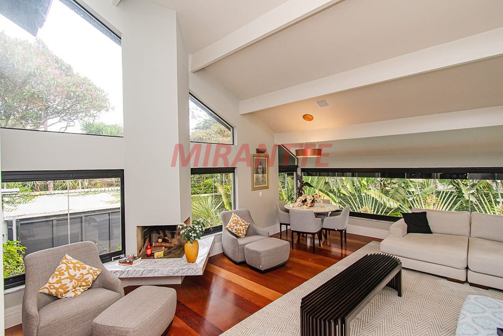 Sobrado de 320m² com 4 quartos em Jardim Bibi