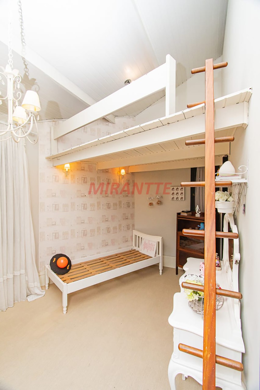 Sobrado de 320m² com 4 quartos em Jardim Bibi