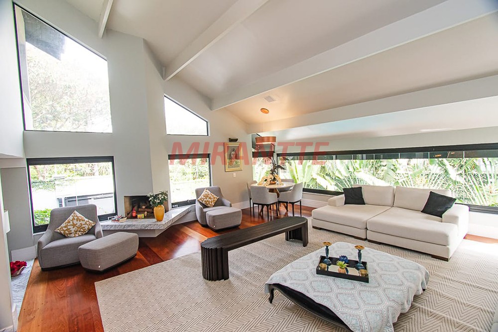 Sobrado de 320m² com 4 quartos em Jardim Bibi