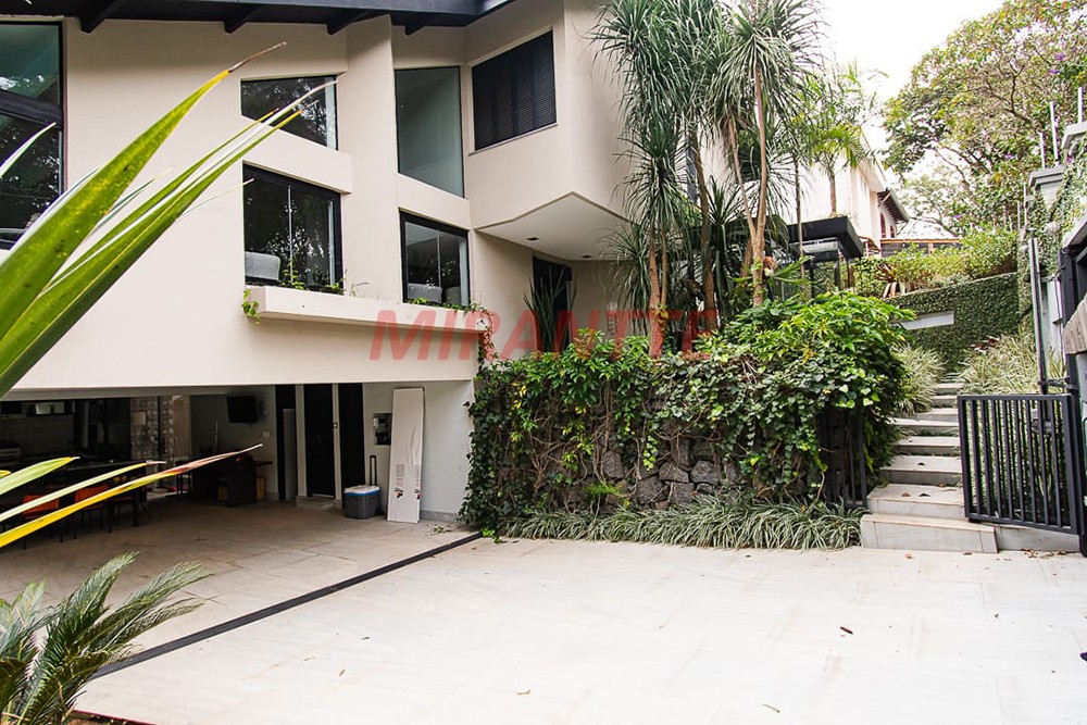 Sobrado de 320m² com 4 quartos em Jardim Bibi