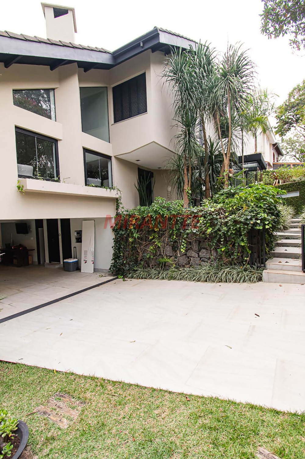 Sobrado de 320m² com 4 quartos em Jardim Bibi