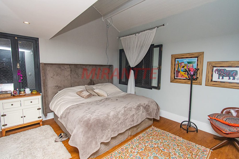 Sobrado de 320m² com 4 quartos em Jardim Bibi