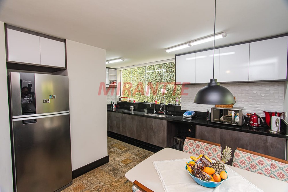 Sobrado de 320m² com 4 quartos em Jardim Bibi