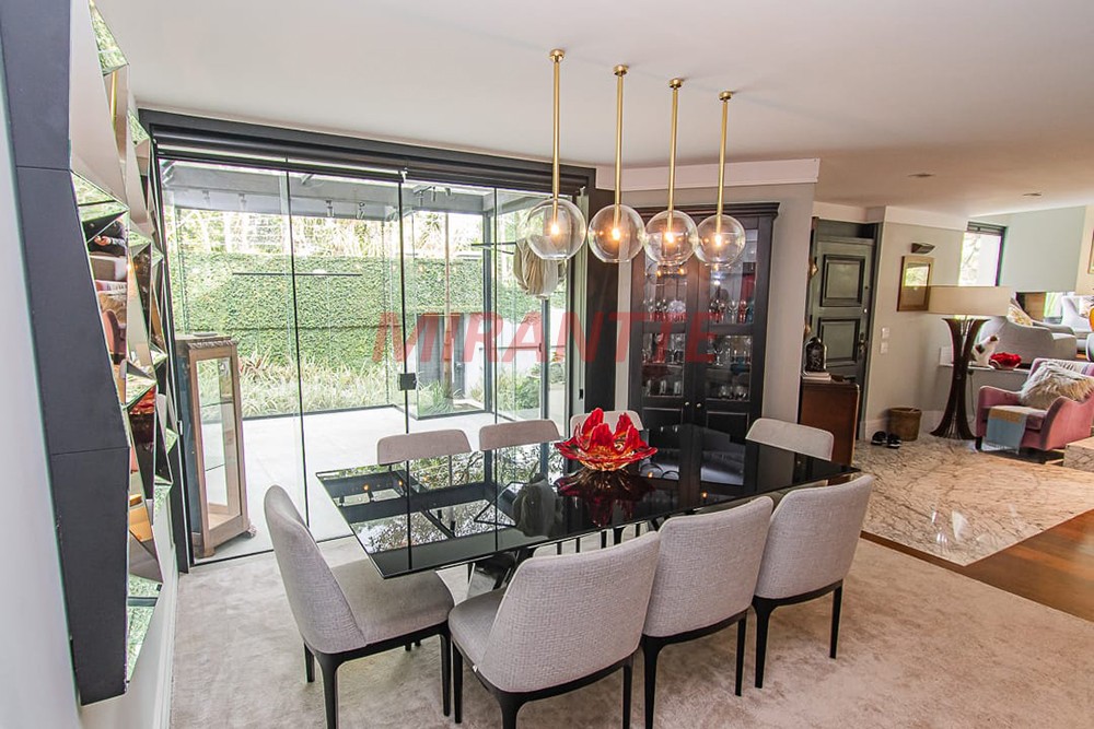 Sobrado de 320m² com 4 quartos em Jardim Bibi