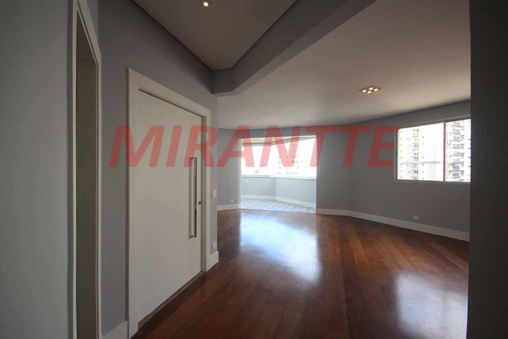 Apartamento com 3 quartos em Moema