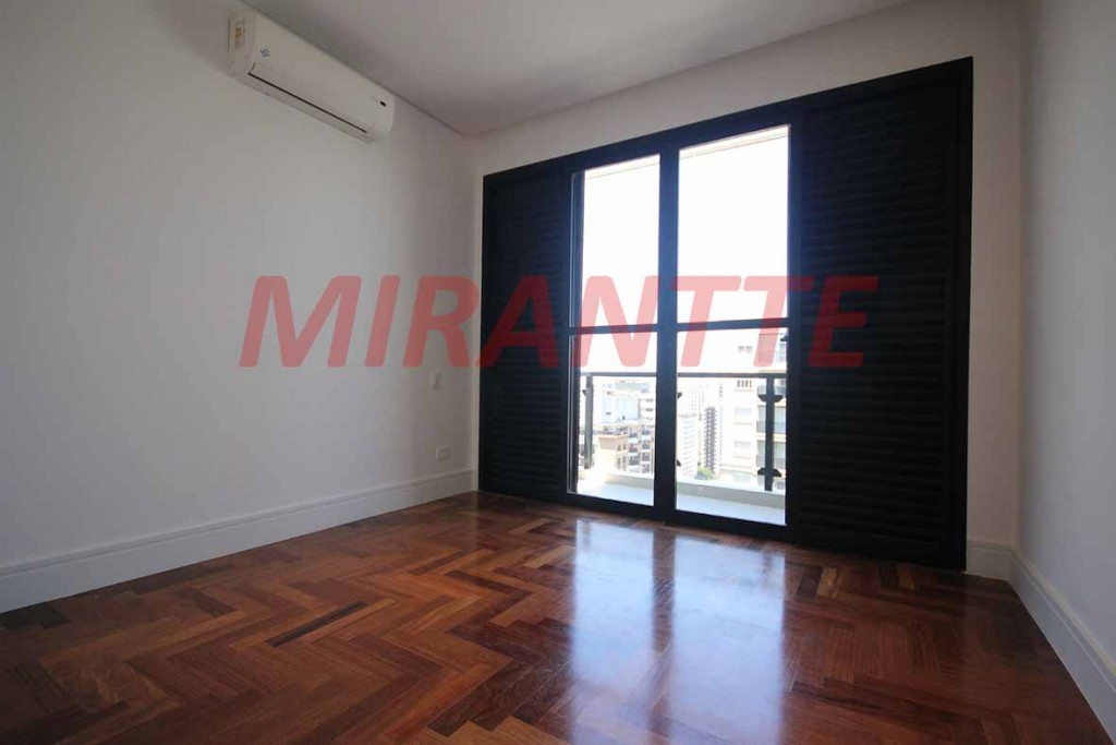 Apartamento com 3 quartos em Moema
