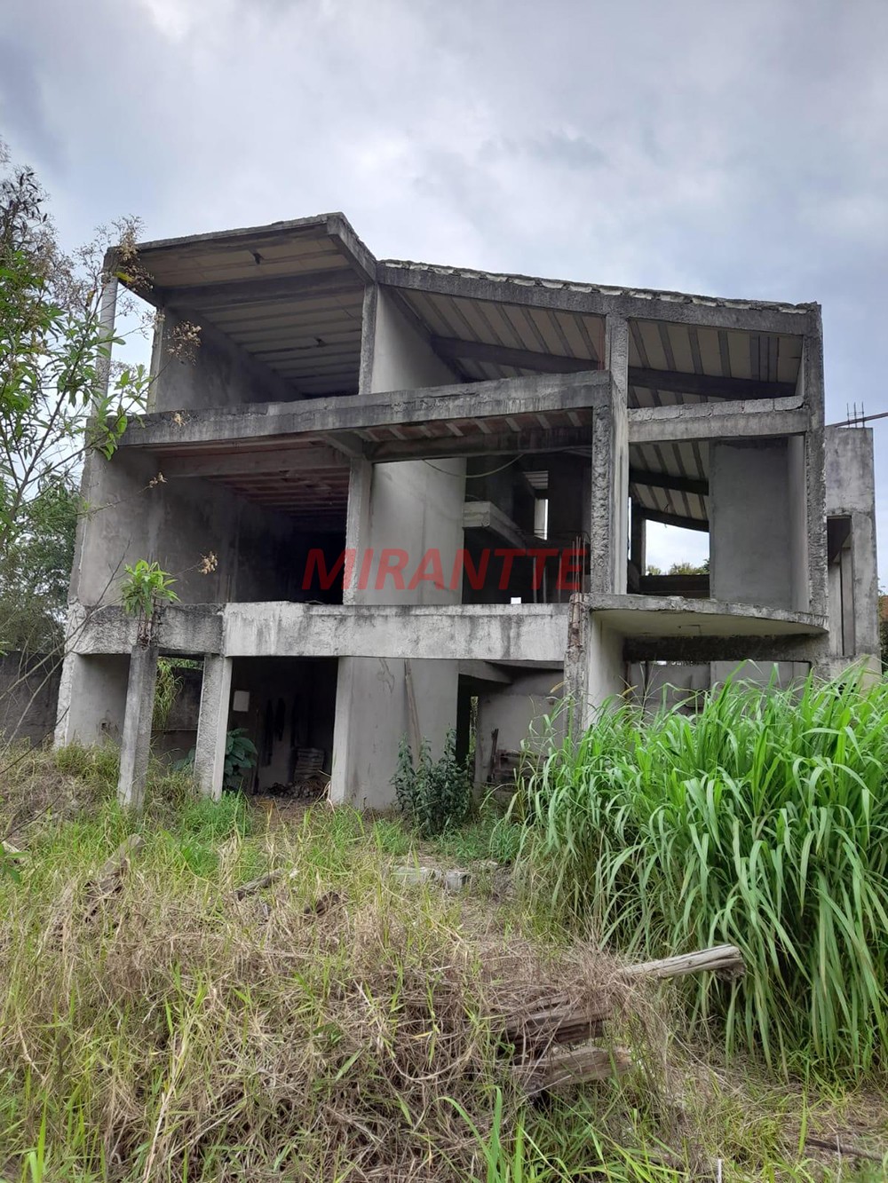 Sobrado de 400m² com 4 quartos em Serra da Cantareira
