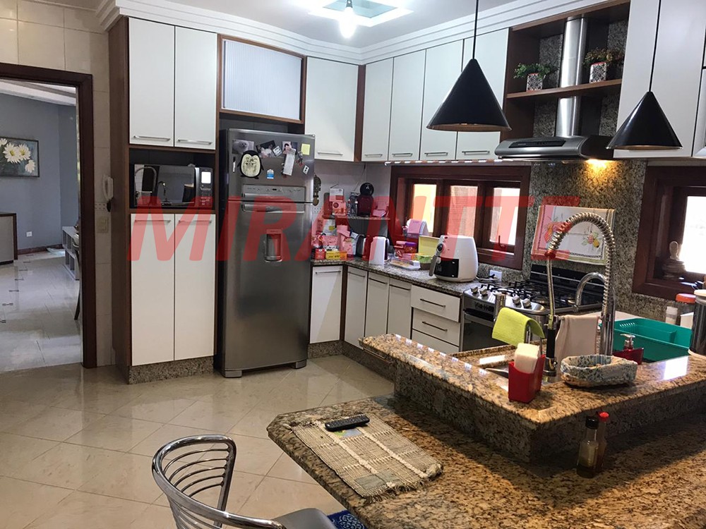 Sobrado de 250m² com 4 quartos em Serra Da Cantareira