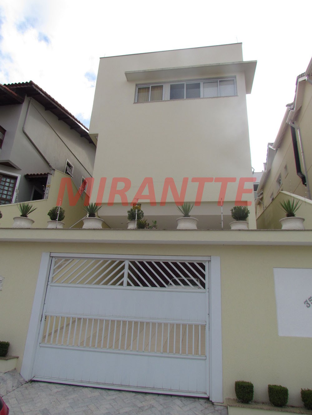 Sobrado de 310m² com 3 quartos em Parque Renato Maia