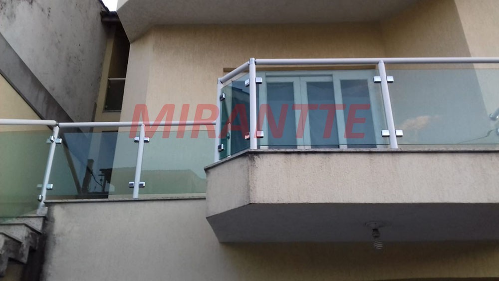 Sobrado de 330m² com 4 quartos em Jardim Adriana