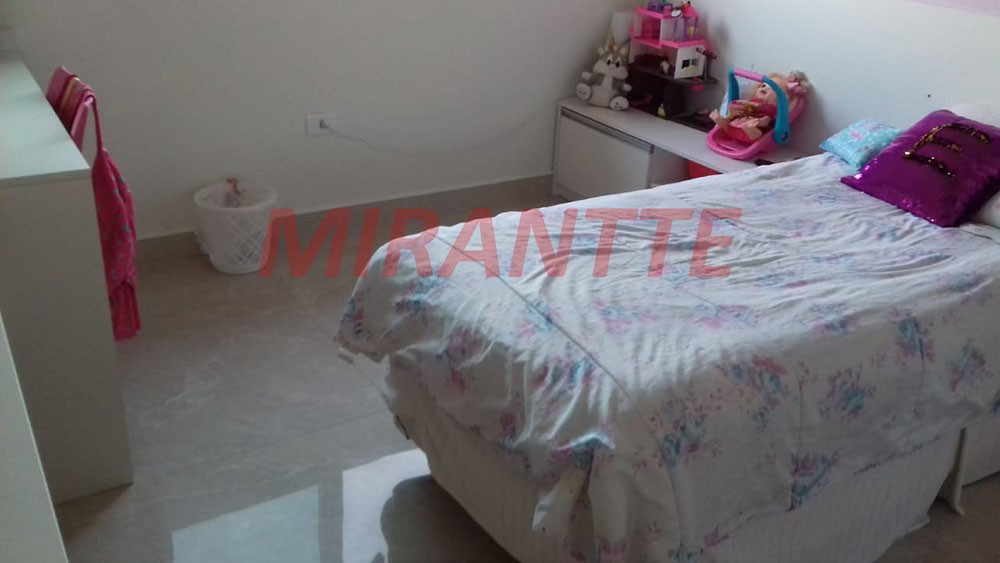 Sobrado de 330m² com 4 quartos em Jardim Adriana