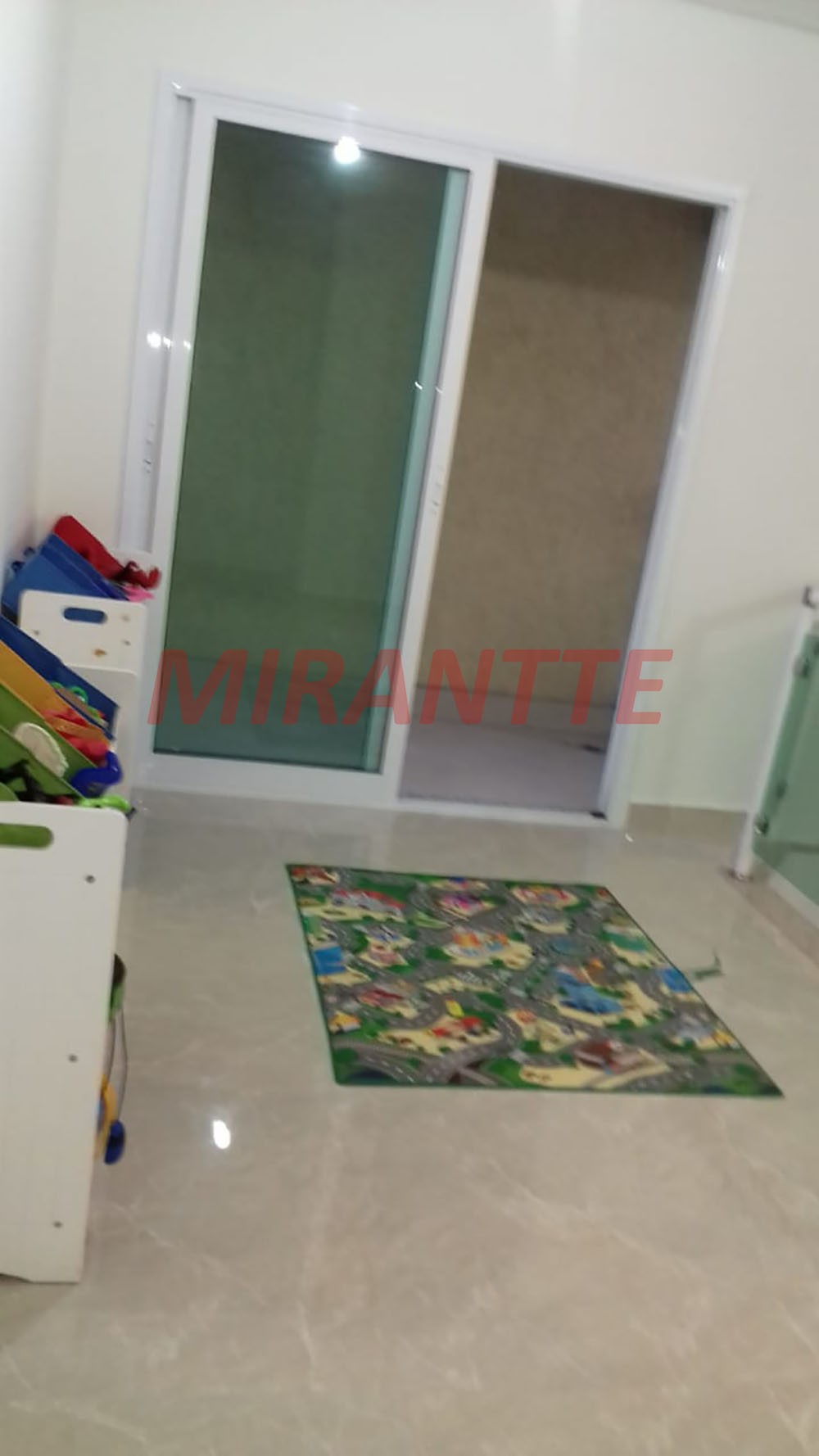 Sobrado de 330m² com 4 quartos em Jardim Adriana
