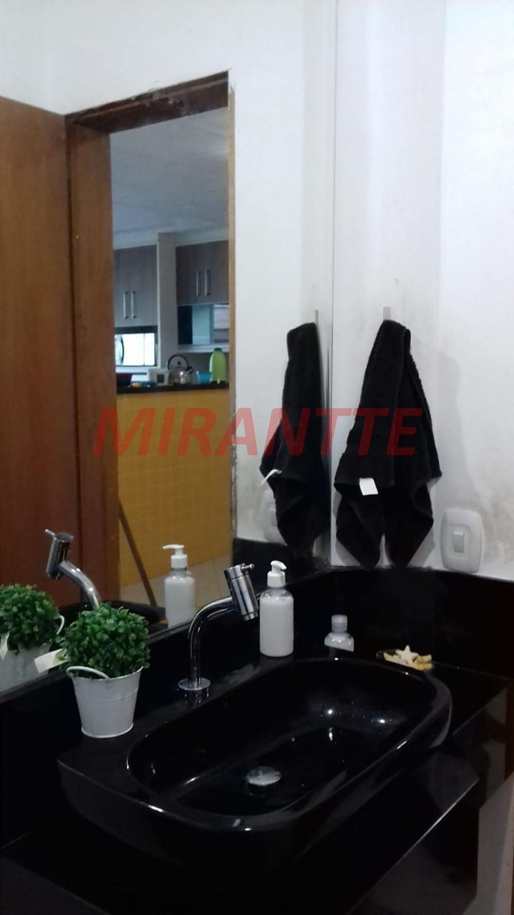 Sobrado de 330m² com 4 quartos em Jardim Adriana