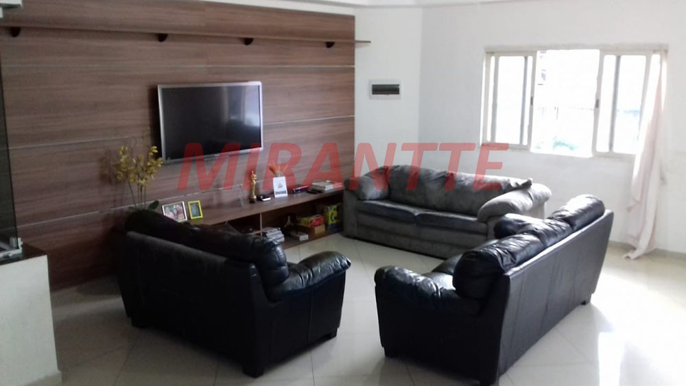 Sobrado de 330m² com 4 quartos em Jardim Adriana