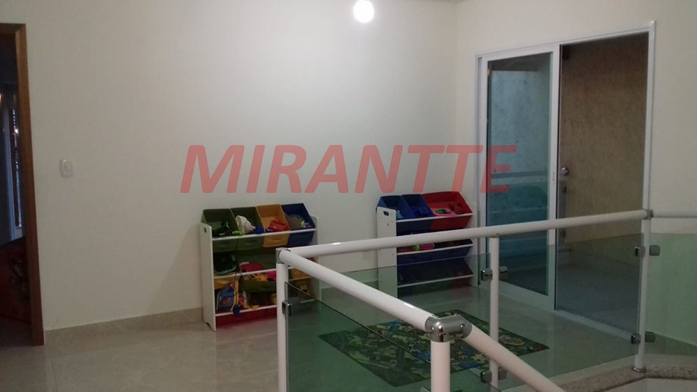 Sobrado de 330m² com 4 quartos em Jardim Adriana
