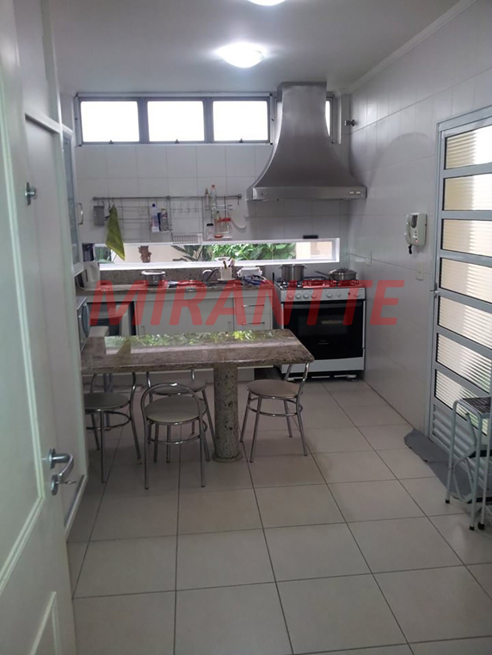Sobrado de 270m² com 4 quartos em Brooklin