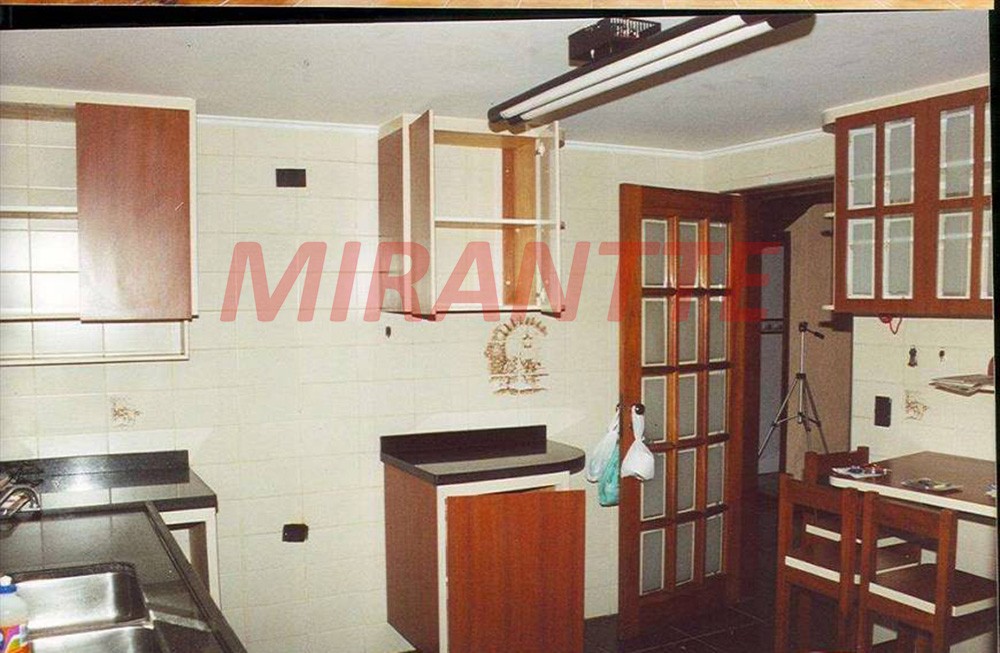 Sobrado de 252m² com 3 quartos em Santana